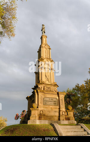 Savannah, GA - 10 Avril 2018 : vue sur le Monument commémoratif de guerre confédéré vu du côté soulignant son attachement à la Confederate dead. Banque D'Images