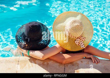 Mère et sa fille adulte se détendre dans la piscine de l'hôtel. Les personnes bénéficiant des vacances d'été. La fête des Mères