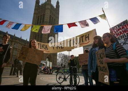 Les protestataires sont vu la tenue des pancartes pendant la manifestation. Les jeunes, les enseignants et les parents protester d'exiger que la crise écologique et climatique est reconnu comme une priorité de l'éducation et que les étudiants apprennent la vérité sur le monde dont ils héritent. Banque D'Images