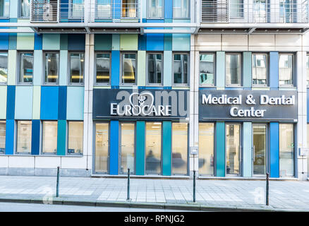 Ville de Bruxelles / Belgique - 02 15 2019 : Façade de l'office Eurocare rectangulaire avec des formes et de verre bleu Banque D'Images