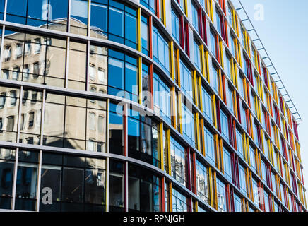 Ville de Bruxelles / Belgique - 02 15 2019 : Façade d'un bâtiment coloré contemporaray avec des réflexions d'un vieux bâtiment en verre et acier constr e Banque D'Images