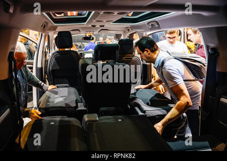 PARIS, FRANCE - Oct 4, 2018 : Les clients curieux d'admirer l'intérieur et le siège de la nouvelle configuration de l'utilitaire Citroen Berlingo van à l'exposition automobile internationale Mondial de l'Automobile de Paris Banque D'Images