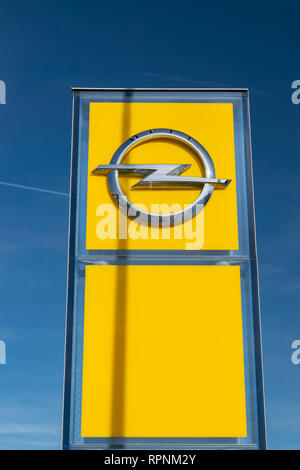 RONCQ, FRANCE-Février 20,2019:vue de la marque Opel logo. Banque D'Images