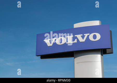 RONCQ, FRANCE-Février 20,2019:marque Volvo logo sur un fond de ciel bleu. Banque D'Images