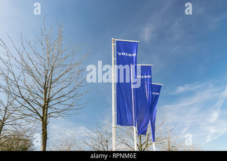 RONCQ, FRANCE-Février 20,2019:vue de la marque Volvo logo sur les drapeaux. Banque D'Images