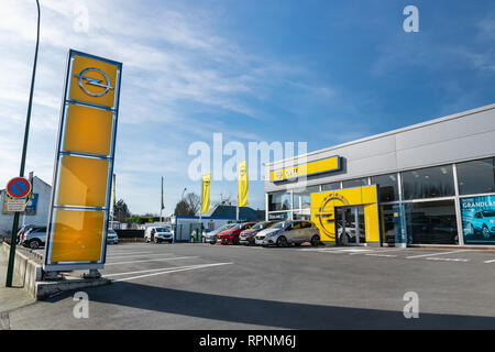 RONCQ, FRANCE-Février 20,2019 : marque Opel concessionnaire magasin. Banque D'Images