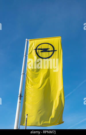 RONCQ, FRANCE-Février 20,2019:vue de la marque Opel logo sur le drapeau. Banque D'Images