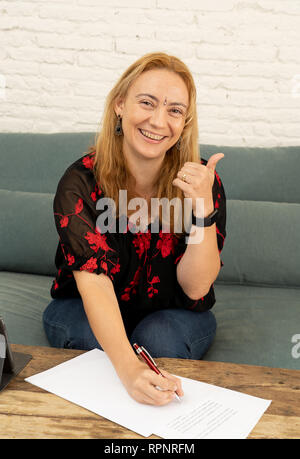 Portrait d'un entrepreneur réussi femme travaillant sur le tableau numérique à partir de l'entreprise créative en ligne en santé holistique Offres Onli Banque D'Images