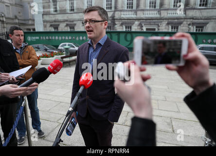 Le porte-parole du Brexit Sinn Fein, David Cullinane, lors d'un briefing de presse pour donner la réponse du parti à la mise à jour du gouvernement sur la publication du projet de loi 2019 sur le retrait du Royaume-Uni de l'Union européenne (dispositions corrélatives) à la Maison Leinster à Dublin. Banque D'Images