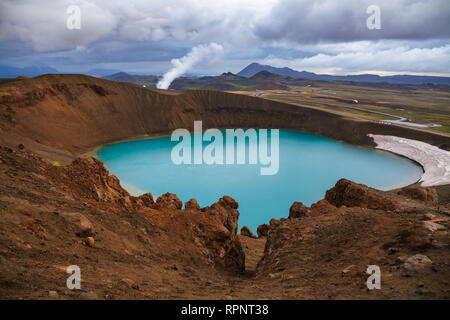 Couleur bleu émeraude de l'eau du lac de cratère Víti circulaire dans (l'enfer) à Krafla zone volcanique, Mývatn, nord-est de la région de l'Islande, Scandinavie Banque D'Images