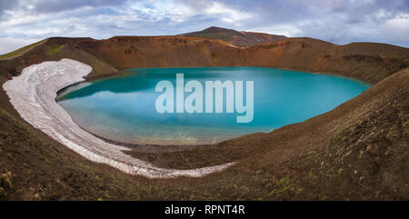 Vue panoramique du cratère Víti (l'enfer) avec de l'eau coloré bleu emeraude à Krafla région volcanique dans la région de Mývatn, le nord-est de l'Islande, Scandinavie Banque D'Images