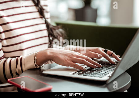 Close up of female hands que taper un message Banque D'Images