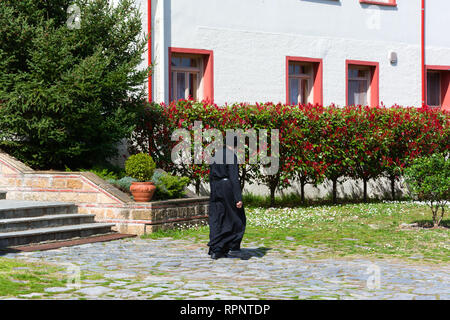 LITOCHORO, GRÈCE - 12 avril 2015 : un moine dans le monastère de saint Denys de l'Olympe, Litochoro, Grèce. Banque D'Images