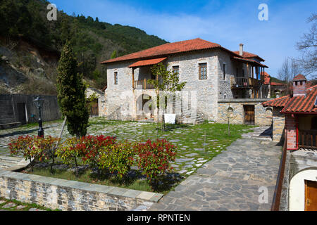 LITOCHORO, GRÈCE - 12 avril 2015 : Monastère de saint Denys de l'Olympe, Litochoro, Grèce. Banque D'Images