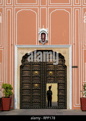 Comité permanent de la sécurité à l'entrée, City Palace, Jaipur, Rajasthan, Inde Banque D'Images