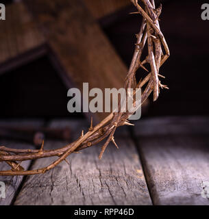 Libre de couronne d'épines avec une croix en bois dans un fond sombre Banque D'Images