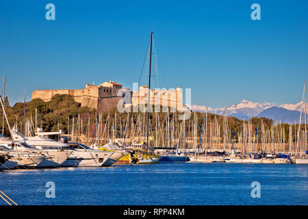 Le port d'Antibes et de la vieille forteresse avec des pics de neige Alpes vue d'arrière-plan, dans le sud de la France Banque D'Images