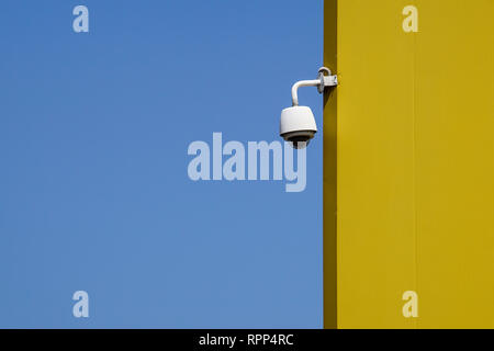 Télévision en circuit fermé, fixer la caméra cachée dans un verre de protection. Caméra IP, analogiques. isoler sur e sky Banque D'Images