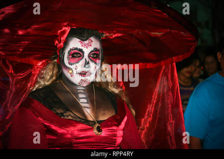 Une fille blonde vêtu du costume traditionnel de crâne et robe rouge et grand chapeau, célèbre le fameux Dia de los muertos à Merida, Yucatan, Mexique - 31 Banque D'Images