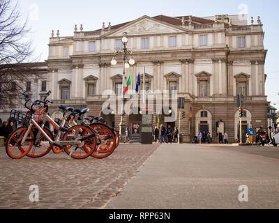 MILAN, ITALIE - 13 février 2019 : La Piazza della Scala et l'opéra La Scala en soir Banque D'Images