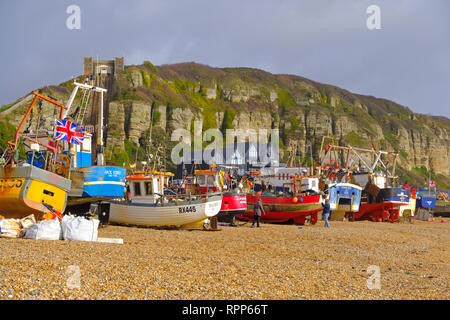 Les chalutiers de pêche Hastings s'arrêta en haut de la vieille ville Stade plage un jour de tempête en hiver, East Sussex, UK Banque D'Images