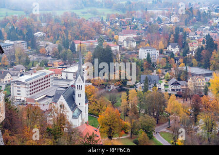 Antenne magnifique paysage d'automne autour du lac de Bled en Slovénie Banque D'Images