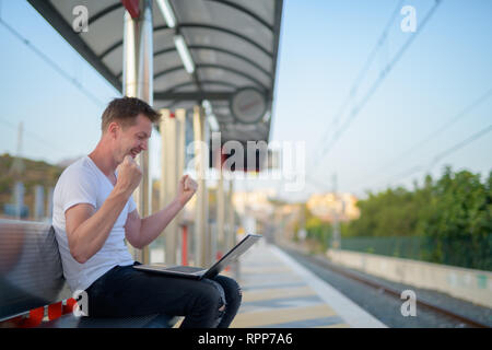 Les jeunes professionnels'Man avec Fist soulevées à la gare Banque D'Images