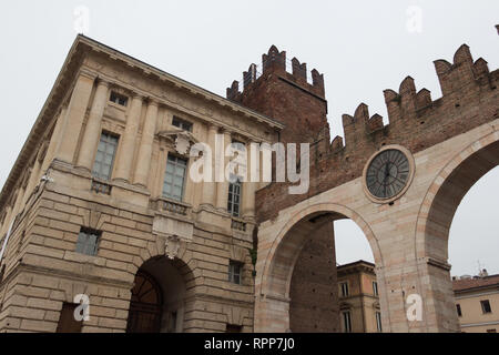 L'Italie, Verona - 08 décembre 2017 : le point de vue des portes médiévales Portoni della Bra à Vérone le 08 décembre 2017, Veneto, Italie. Banque D'Images