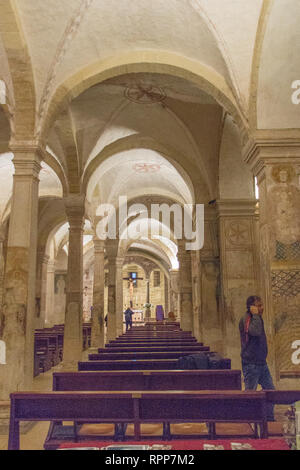 L'Italie, Verona - 08 décembre 2017 : la vue de l'intérieur de l'église basse San Fermo Maggiore à Vérone le 08 décembre 2017, Veneto, Italie. Banque D'Images