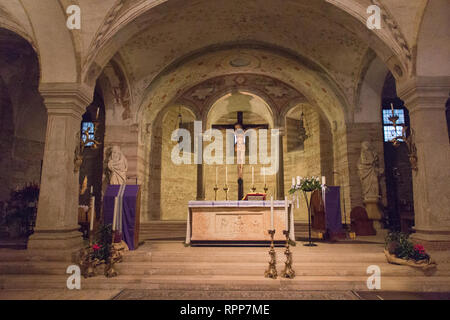 L'Italie, Verona - 08 décembre 2017 : le point de vue de l'autel de l'église basse San Fermo Maggiore le 08 décembre 2017, Veneto, Italie. Banque D'Images
