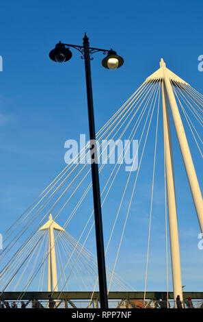 Londres, Angleterre, Royaume-Uni. L'ensemble de la passerelle Hungerford, Thames et lampadaire Banque D'Images