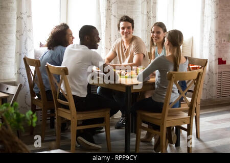 Laughing friends multiraciale de s'amuser ensemble, en conversation cafe Banque D'Images