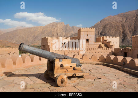 Cannon dans fort Nakhal (Oman) Banque D'Images