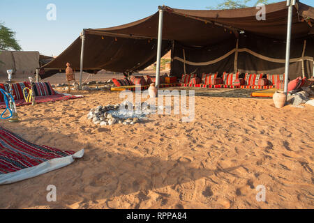 Tente bédouine dans le désert de sable de Wahiba le matin (Oman) Banque D'Images