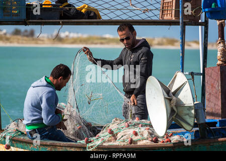 DJERBA, TUNISIE - 16 avril : Pêcheurs démêler un filet à Djerba, Tunisie le 16 avril 2018 Banque D'Images
