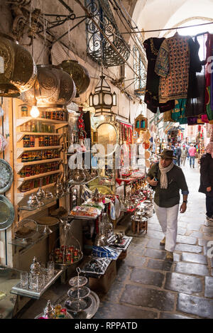 TUNIS, TUNISIE - le 3 avril : Tourits passe devant un magasin de vente de souvenirs dans un marché dans la médina de Tunis, Tunisie le 3 avril, 2018 Banque D'Images