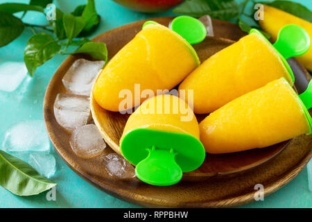 Végétalien sain d'agrumes mangue orange popsicle crème glacée. Dessert d'été. Banque D'Images