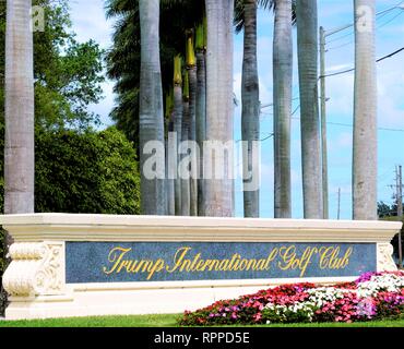 Le panneau d'entrée pour le Président Donald Trump International Golf Club à West Palm Beach, Floride USA le Feb 22, 2019 Banque D'Images