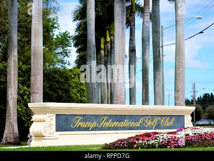 Le panneau d'entrée pour le Président Donald Trump International Golf Club à West Palm Beach, Floride USA le Feb 22, 2019 Banque D'Images