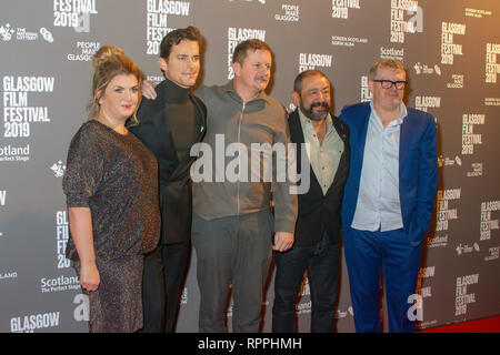 Glasgow, Ecosse, Royaume-Uni. Feb 21, 2019. Les producteurs, Rebecca O'Flanagan (gauche) et Robert Walpole (droite), avec l'acteur, Matt Bomer, Directeur, John Butler, et comédien, Alejandro Patiño, sur le tapis rouge à une photo appel à la premiere du film écossais de Papi Chulo, à la Glasgow Film Theatre (GFT), l'Écosse. Papi Chulo est 'un charmeur complète d'un film qui glisse habilement d'hilarité de chagrin.' Ce dépistage fait partie du Gala strand au Festival du Film de Glasgow 2019 (GFF), qui s'étend entre le 20 février et le 3 mars, 2019. Credit : Iain McGuinness/Alamy Live News Banque D'Images