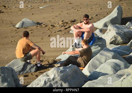 Pays de Galles Aberystwyth UK. Vendredi 22 Fév 2019 UK weather : Peopke profitant du soleil Février incroyablement chaude à Aberystwyth, sur la côte ouest du pays de Galles. Le temps devrait rester très bien pour les prochains jours avec la possibilité d'enregistrer les températures ont dans certains endroits Crédit photo : Keith Morris/Alamy Live News Banque D'Images