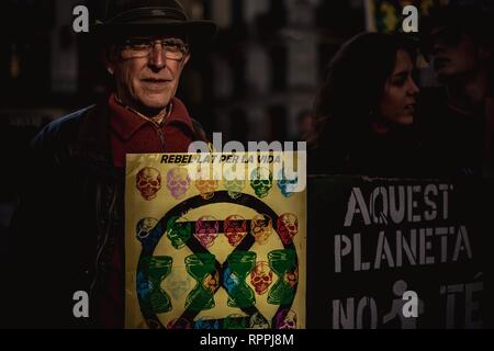 Barcelone, Espagne. Feb 22, 2019. La demande des étudiants d'action sur le changement climatique lors de la première 'Future' vendredi pour protester à Barcelone. La protestation se joint à un mouvement mondial inspiré par fille de l'école suédoise Greta Thunberg. Credit : Matthias Rickenbach/Alamy Live News Banque D'Images