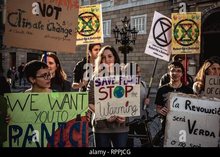 Barcelone, Espagne. Feb 22, 2019. La demande des étudiants d'action sur le changement climatique lors de la première 'Future' vendredi pour protester à Barcelone. La protestation se joint à un mouvement mondial inspiré par fille de l'école suédoise Greta Thunberg. Credit : Matthias Rickenbach/Alamy Live News Banque D'Images