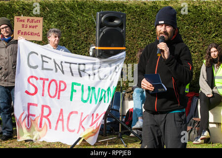 Windsor, Royaume-Uni. 22 Février, 2019. Hamish Haynes de la Preston New Road campagne traite environ 60 participants de reprendre le pouvoir et d'Action contre la pauvreté de carburant qui ont mis en place un faux site de fracturation à l'ambiance familiale lors d'une manifestation devant le siège de Centrica pour demander à la multinationale britannique de l'énergie et de services l'entreprise de cesser son soutien pour les activités de fracturation par l'entremise de son partenariat avec la compagnie du gaz de schiste Cuadrilla Ressources. Credit : Mark Kerrison/Alamy Live News Banque D'Images