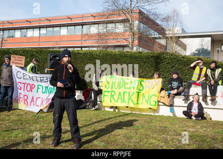 Windsor, Royaume-Uni. 22 Février, 2019. Hamish Haynes de la Preston New Road campagne traite environ 60 participants de reprendre le pouvoir et d'Action contre la pauvreté de carburant qui ont mis en place un faux site de fracturation à l'ambiance familiale lors d'une manifestation devant le siège de Centrica pour demander à la multinationale britannique de l'énergie et de services l'entreprise de cesser son soutien pour les activités de fracturation par l'entremise de son partenariat avec la compagnie du gaz de schiste Cuadrilla Ressources. Credit : Mark Kerrison/Alamy Live News Banque D'Images