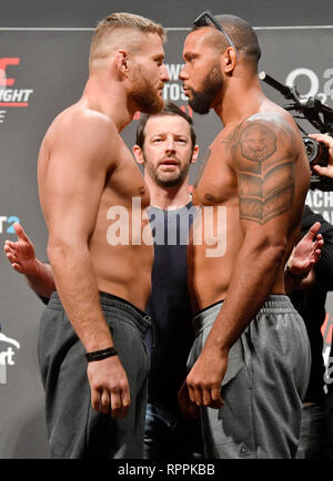 Prague, République tchèque. Feb 22, 2019. Jan Blachowicz de Pologne (à gauche) et Thiago Santos du Brésil assister à un pesage de fête avant l'UFC Fight Night Prague, le 22 février 2019, à Prague, en République tchèque. La lutte nuit aura lieu le 23 février. Photo : CTK Vit Simanek/Photo/Alamy Live News Banque D'Images