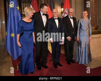 22 février 2019, l'Allemagne (allemand), Hambourg : Raimonds Vejonis (2e de gauche), Président de la Lettonie, sa femme Vejone Iveta (l) Peter Tschentscher (SPD, M), premier maire de Hambourg, sa femme Eva-Maria (r) et président fédéral Frank-Walter Steinmeier (2e à partir de la droite) viennent à l'Matthiae-Mahl traditionnel de la Sénat de Hambourg dans l'hôtel de ville. Photo : Axel Heimken/dpa Banque D'Images