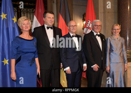 22 février 2019, l'Allemagne (allemand), Hambourg : - PRÉVISUALISÉE Raimonds Vejonis (2e de gauche), Président de la Lettonie, sa femme Vejone Iveta (l) ; Peter Tschentscher (SPD, M), premier maire de Hambourg, sa femme Eva-Maria (r) et président fédéral Frank-Walter Steinmeier (2e à partir de la droite) assister à la traditionnelle de l'Matthiae-Mahl dans l'Hôtel de Ville. Photo : Axel Heimken/dpa Banque D'Images