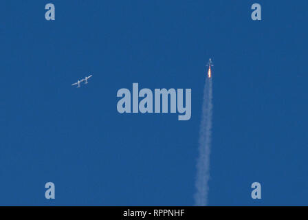 L'avion Virgin Galactic porteur WhiteKnightTwo transportant le tourisme spatial SpaceShipTwo avion fusée sépare et incendies ses moteurs dans l'espace à Mojave Air and Space Port à Mojave, Californie, États-Unis vendredi. La chute d'essai a été un succès comme le navire de l'espace l'unité de la SSEV s 55,85 milles, 294 900 89,9 ft et km. Photo par Gene Blevins/ZumaPress. Credit : Gene Blevins/ZUMA/Alamy Fil Live News Banque D'Images