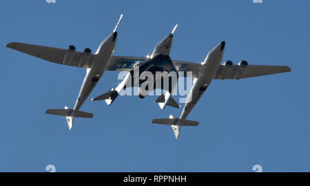 Mojave, Californie, USA. 22 févr. 2019. L'avion Virgin Galactic porteur WhiteKnightTwo transportant le tourisme spatial SpaceShipTwo avion fusée décolle à l'air et de l'espace de Mojave Mojave dans le port, en Californie, États-Unis, le 22 février 2019. La chute d'essai a été un succès comme le navire de l'espace l'unité de la SSEV s 55,85 milles, 294 900 89,9 ft et km. Photo par Gene Blevins/ZumaPress. Credit : Gene Blevins/ZUMA/Alamy Fil Live News Banque D'Images